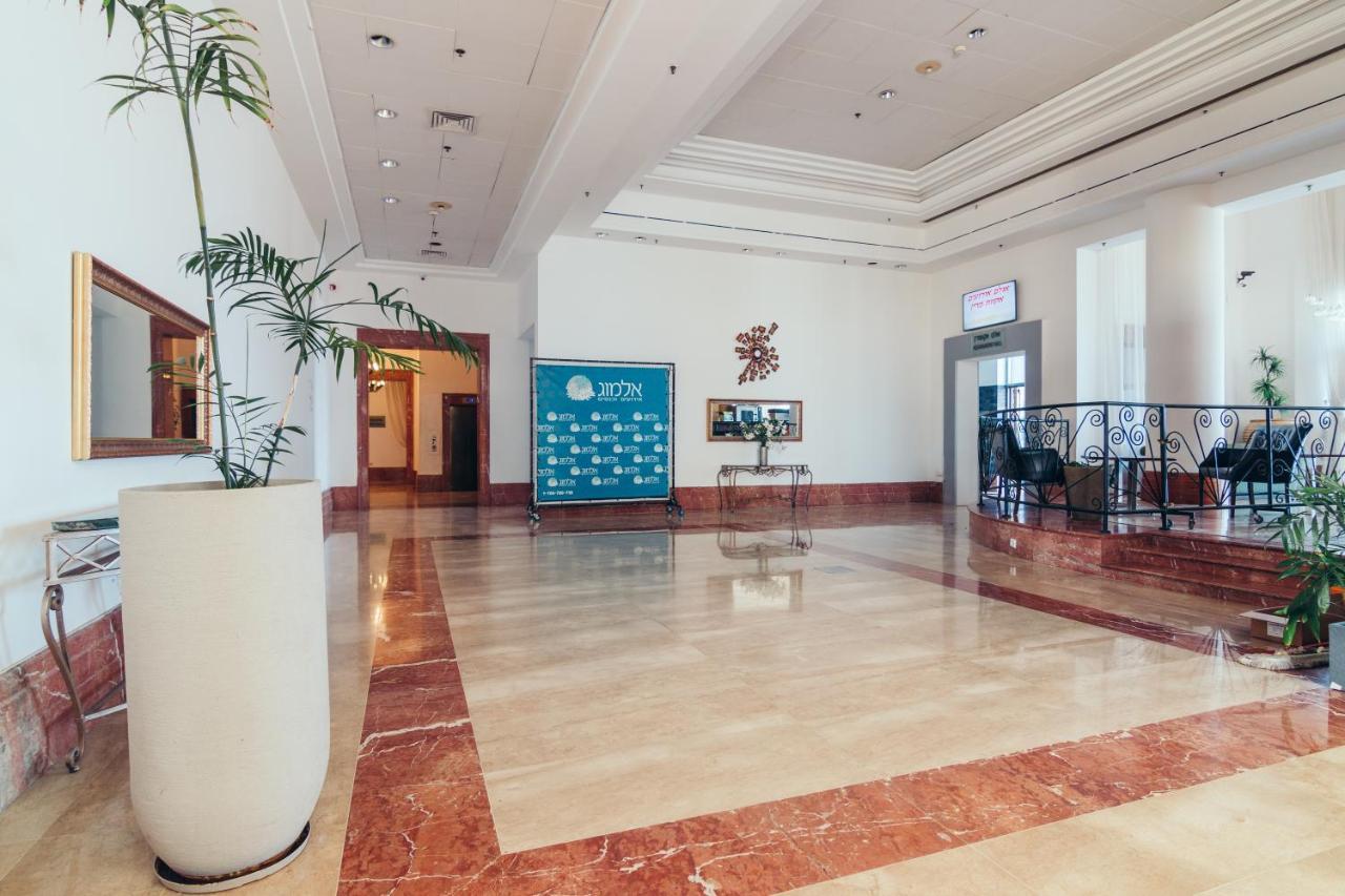 Almog Beach Apt Hotel מלון דירות אלמוג ביץ' 海法 外观 照片