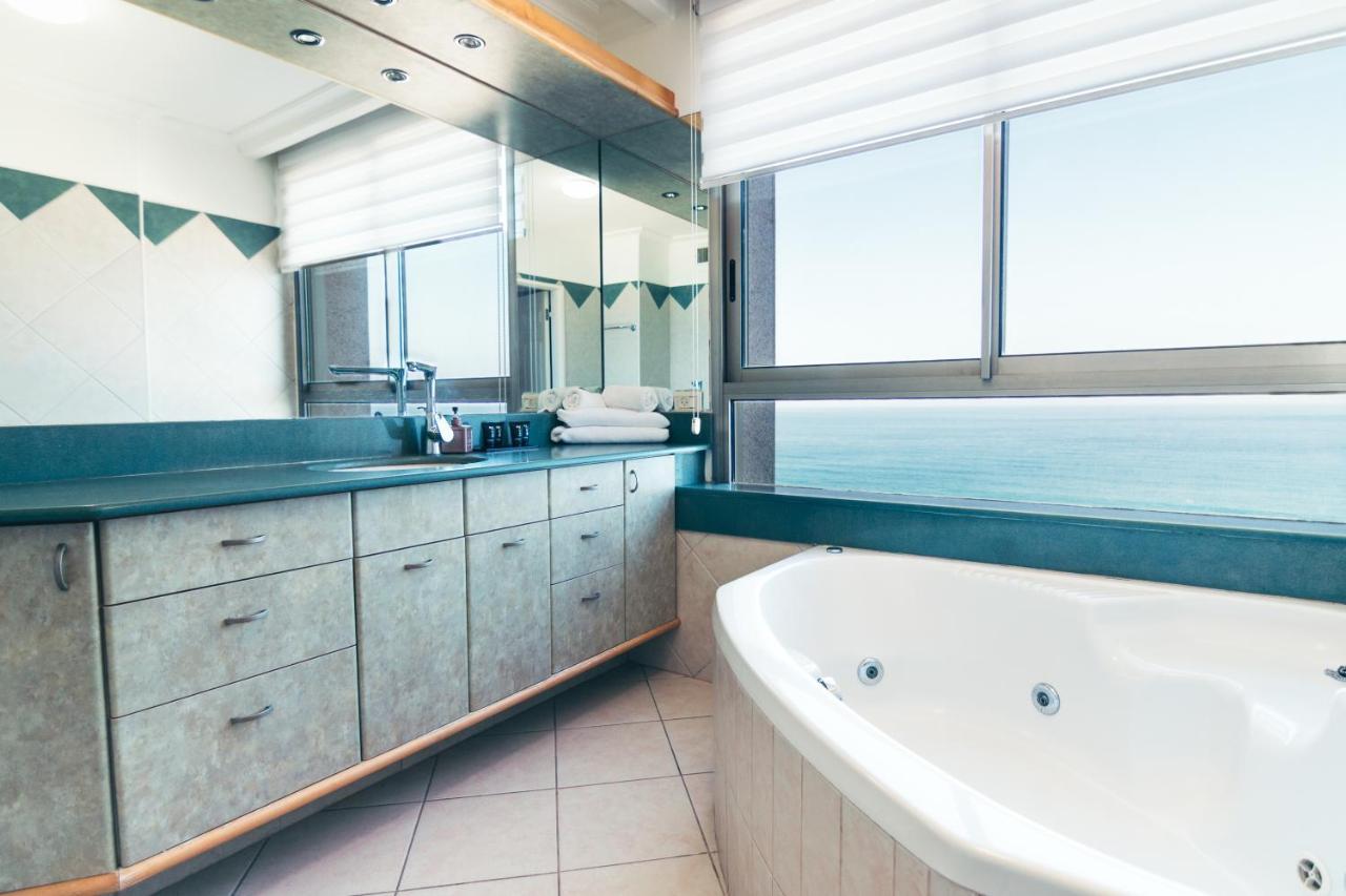 Almog Beach Apt Hotel מלון דירות אלמוג ביץ' 海法 外观 照片