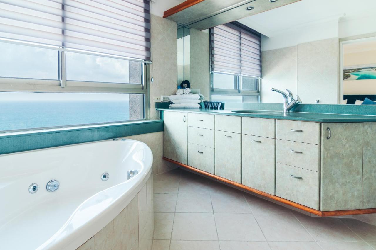 Almog Beach Apt Hotel מלון דירות אלמוג ביץ' 海法 外观 照片