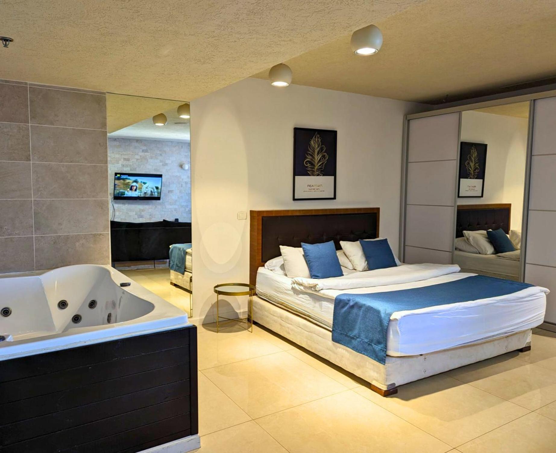 Almog Beach Apt Hotel מלון דירות אלמוג ביץ' 海法 外观 照片