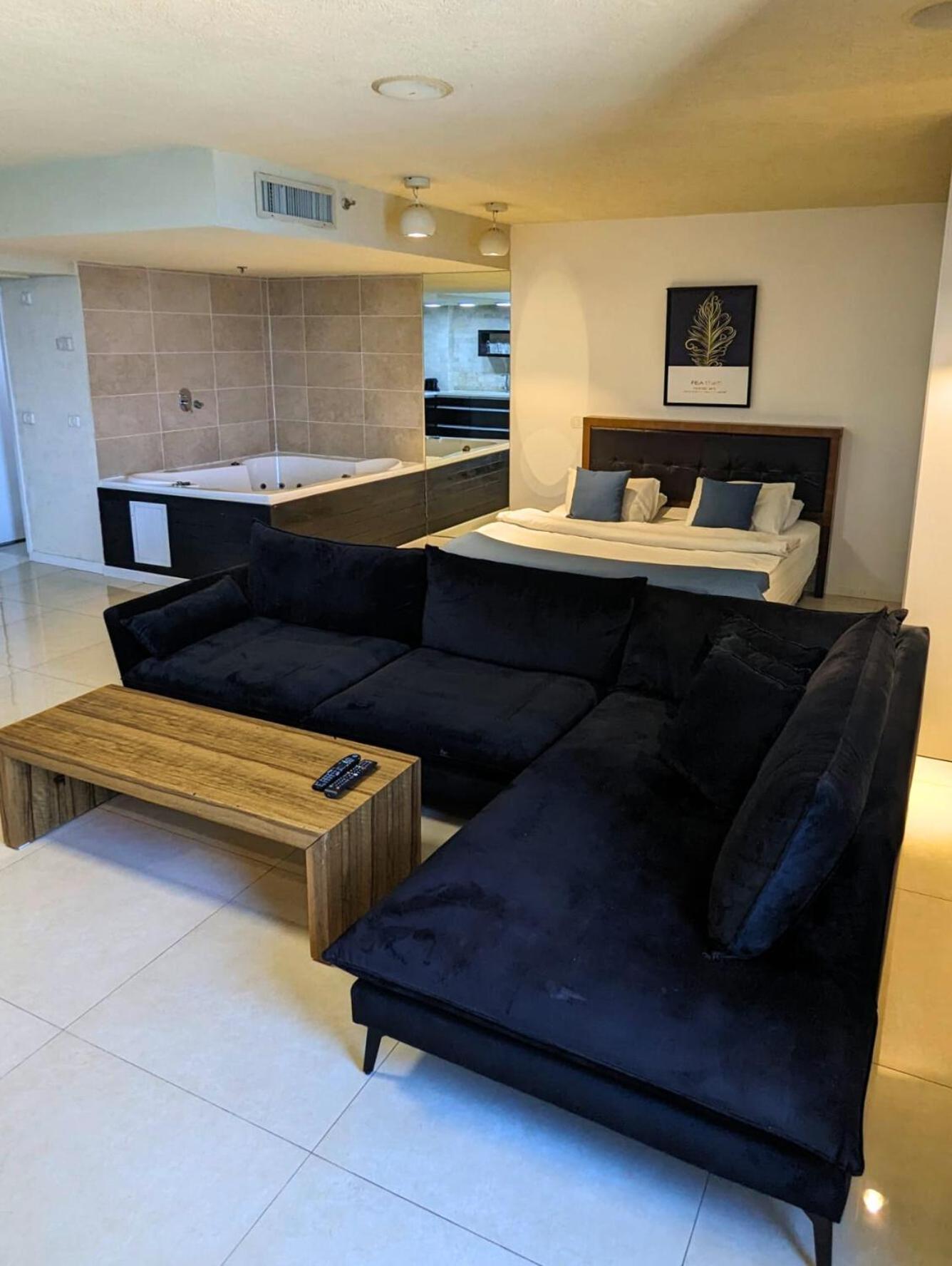 Almog Beach Apt Hotel מלון דירות אלמוג ביץ' 海法 外观 照片