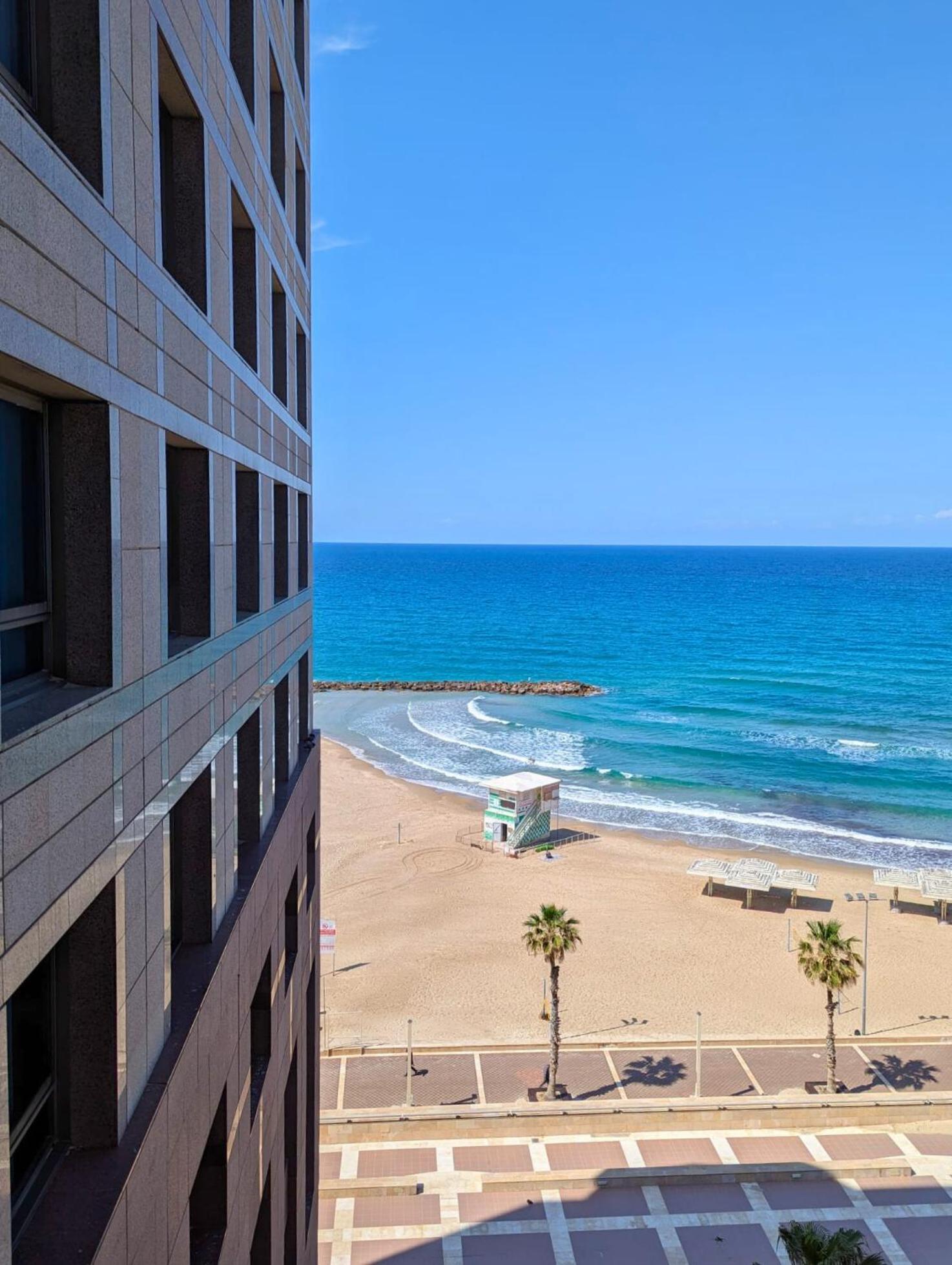 Almog Beach Apt Hotel מלון דירות אלמוג ביץ' 海法 外观 照片