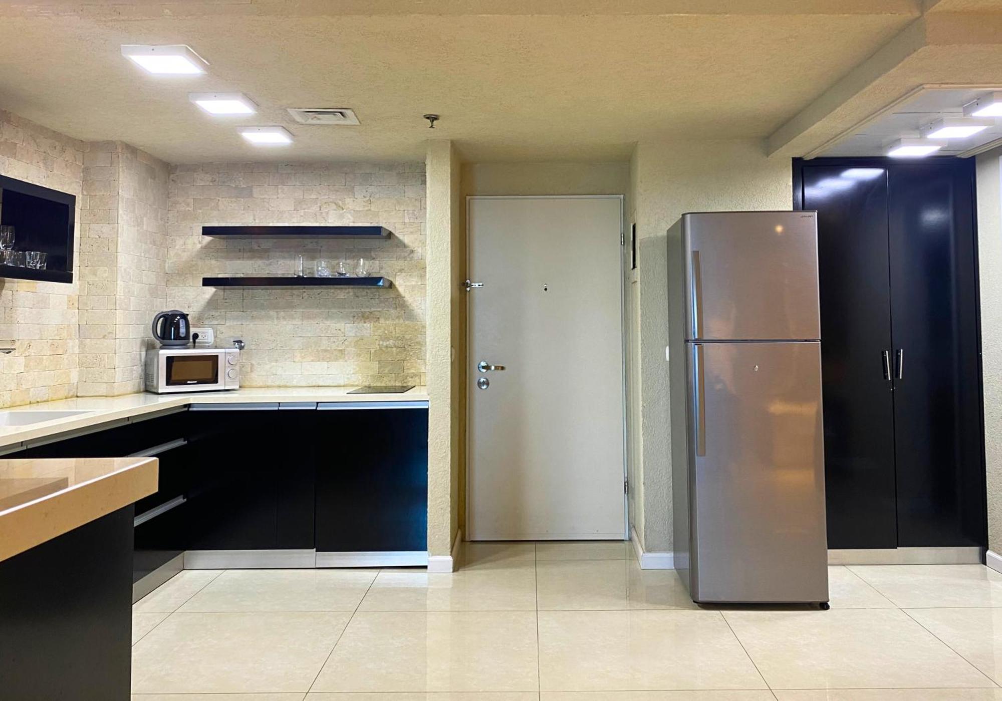 Almog Beach Apt Hotel מלון דירות אלמוג ביץ' 海法 外观 照片